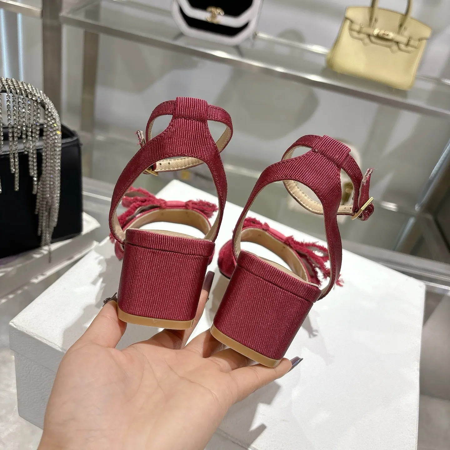 👟👟Ex-factory price 520👟👟 🎆Fringed webbing women's shoes Dior Dior 2024 spring and summer catwalk new Adiorble women's shoes CD star's same fashion tassel bow square head pearl letter logo hardware buckle high-heeled hollow sandals The top high-end version on the market Upper: original customized tassel grosgrain Lining: sheepskin lining foot pad Outsole: Italian leather outsole Heel height: 8.5cm Size: 34-41 (34.40.41. Customization is non-refundable)